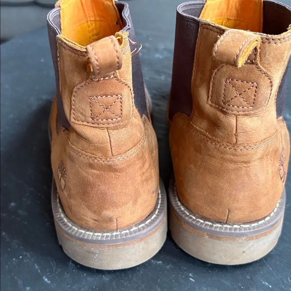 Timberland men's Chelsea suede pull on boots in color saddle size 11 excellent